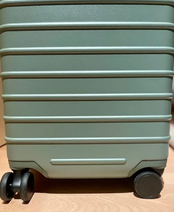 360° Wheels and Ergonomic Handle